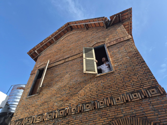 Nh&agrave; đi&ecirc;u khắc Đo&agrave;n Xu&acirc;n H&ugrave;ng thổi hồn gốm sứ xứ Trầm - Ảnh 1.