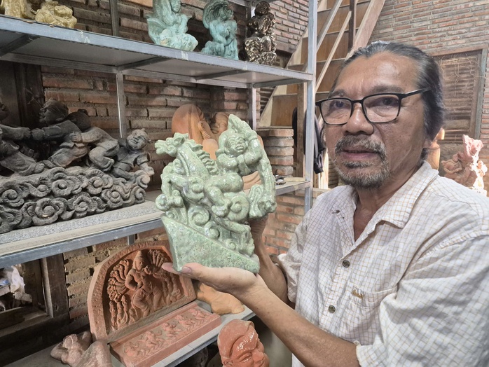 Nh&agrave; đi&ecirc;u khắc Đo&agrave;n Xu&acirc;n H&ugrave;ng thổi hồn gốm sứ xứ Trầm - Ảnh 6.