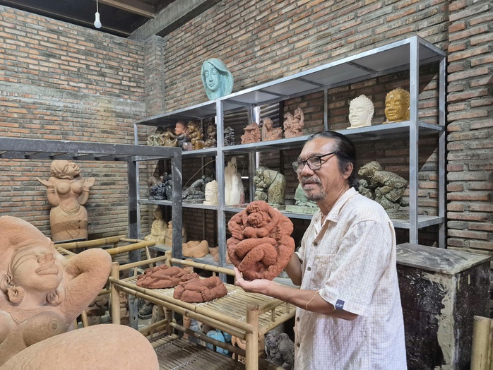 Nh&agrave; đi&ecirc;u khắc Đo&agrave;n Xu&acirc;n H&ugrave;ng thổi hồn gốm sứ xứ Trầm - Ảnh 3.