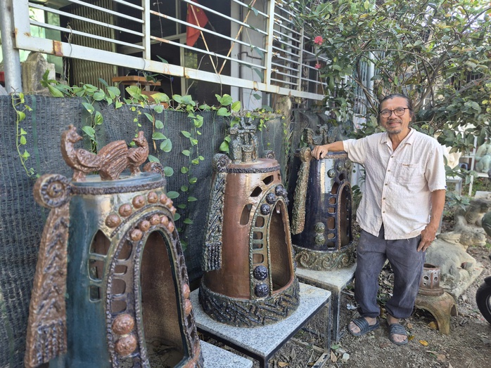 Nh&agrave; đi&ecirc;u khắc Đo&agrave;n Xu&acirc;n H&ugrave;ng thổi hồn gốm sứ xứ Trầm - Ảnh 2.