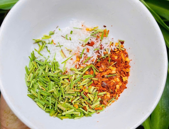 Muối cỏ thơm J ' rai: Gia vị độc đ&aacute;o trong ẩm thực T&acirc;y Nguy&ecirc;n 2026 - Ảnh 4.