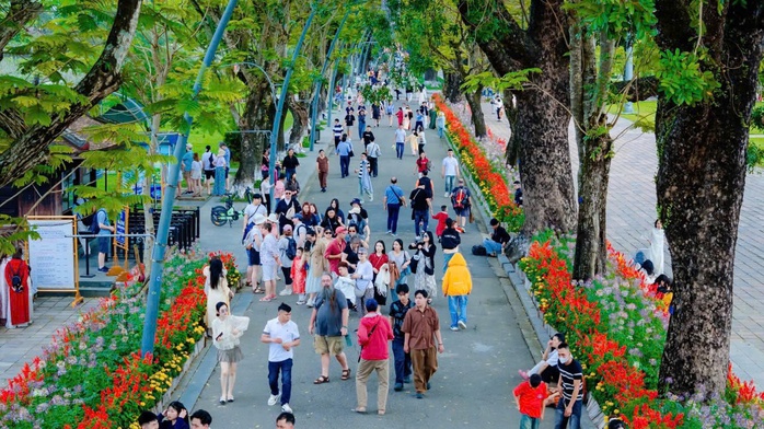 Đua ghe mất trật tự, chủ tịch UBND cấp x&atilde; phải chịu tr&aacute;ch nhiệm - Ảnh 1.