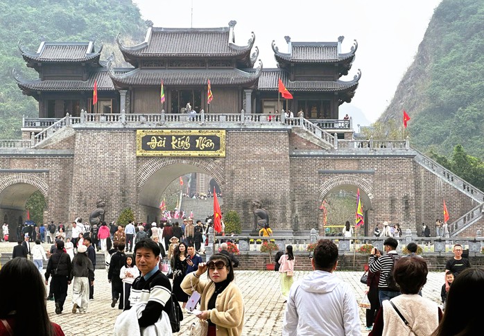 Du lịch Ninh Bình thăng tiến vượt bậc, đón lượng khách đứng thứ 2 cả nước - Ảnh 2.