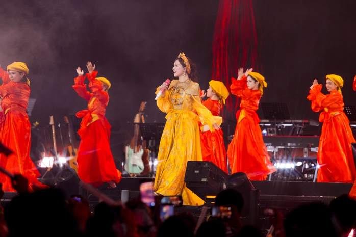 Fancon "Bắc Bling": Hòa Minzy và một năm bứt tốc đầy thuyết phục - Ảnh 2.