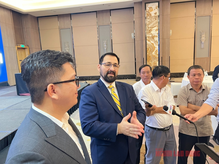 CEO The Rice Trader trao c&uacute;p cho cha đẻ gạo ST25 tại Việt Nam năm 2025 - Ảnh 1.