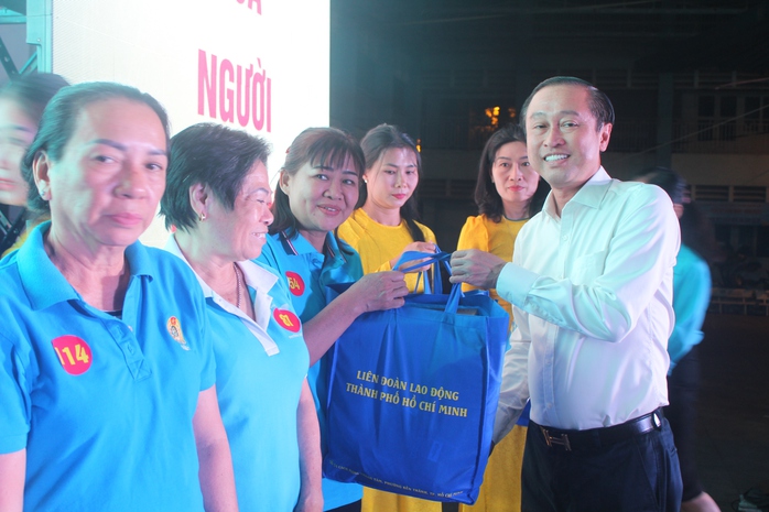 Tết đầm ấm đến với c&ocirc;ng nh&acirc;n lao động kh&oacute; khăn tại TPHCM - Ảnh 5.