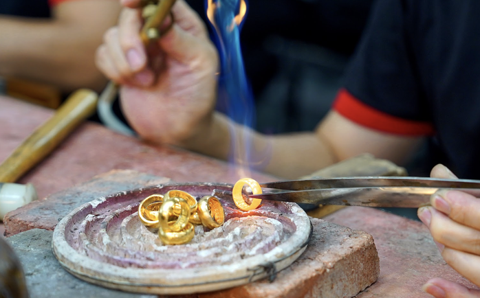 Gi&aacute; v&agrave;ng h&ocirc;m nay 2 - 2 tiếp tục lao dốc , gi&aacute; bạc bất ngờ tăng mạnh - Ảnh 2.