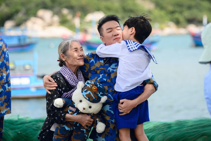 Đ&agrave;m Vĩnh Hưng mời diễn vi&ecirc;n phim Mưa đỏ đ&oacute;ng MV  - Ảnh 1.