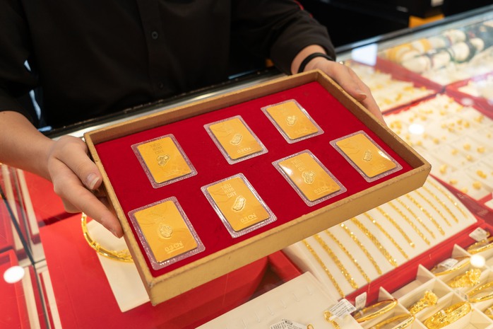 Giá vàng bất ngờ tăng mạnh vào Tối 2 - 2 năm 2026 , nhà đầu tư ngỡ ngàng - Ảnh 2. Giá vàng bất ngờ tăng mạnh vào Tối 2 - 2 năm 2026 , nhà đầu tư ngỡ ngàng - Ảnh 2.