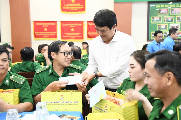 Tết đầm ấm đến với c&ocirc;ng nh&acirc;n lao động kh&oacute; khăn tại TPHCM - Ảnh 1.