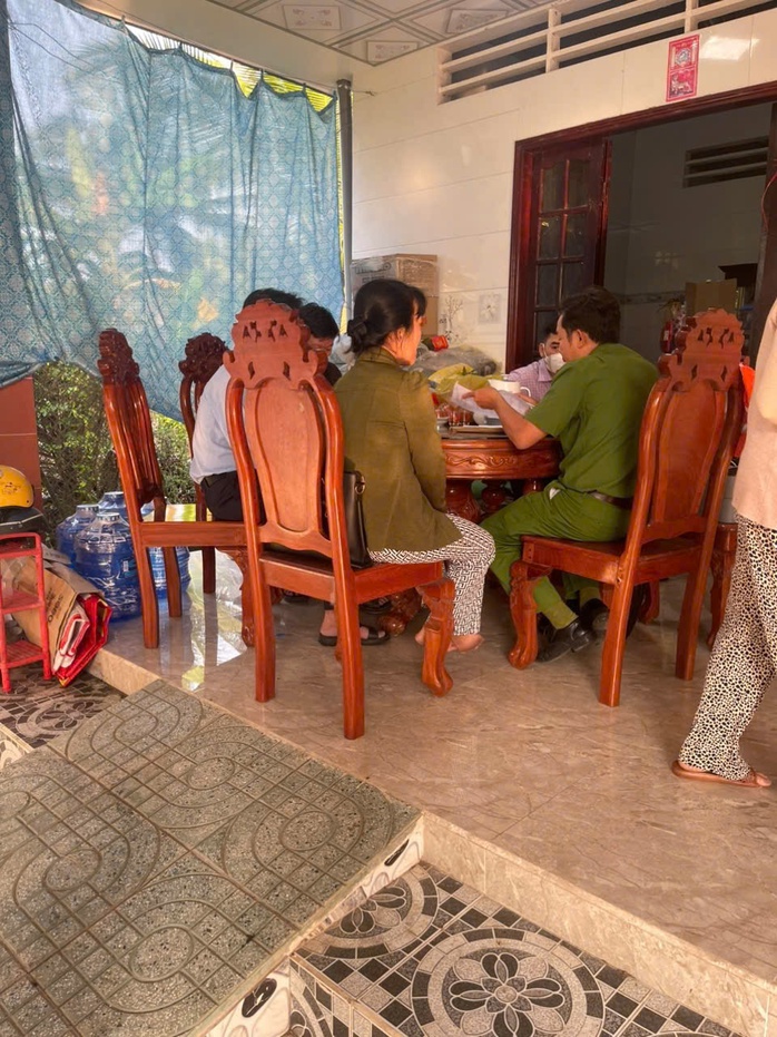 Đồng Th&aacute;p điều tra vụ 2 người tử vong sau khi uống rượu ng&acirc;m - Ảnh 1.