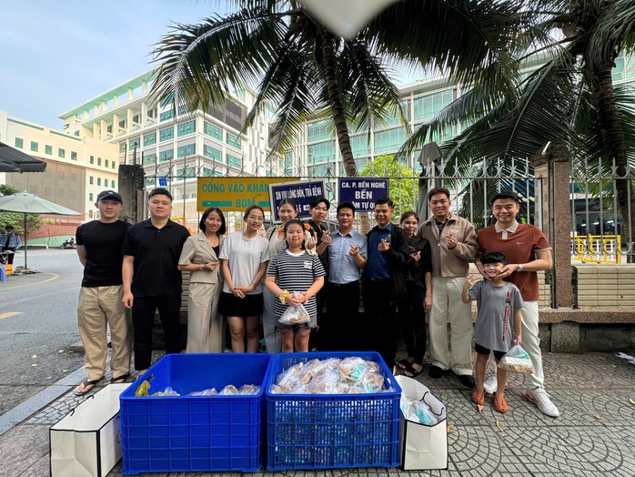 Bệnh nhân xúc động khi nhận món quà Tết bất ngờ - Ảnh 4.