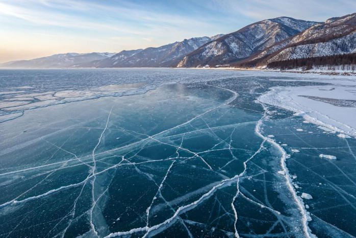 Ch&aacute;y du thuyền ngo&agrave;i khơi Singapore, 1 thuyền vi&ecirc;n thiệt mạng; xe chở kh&aacute;ch Trung Quốc rơi xuống hồ ở Nga - Ảnh 2.