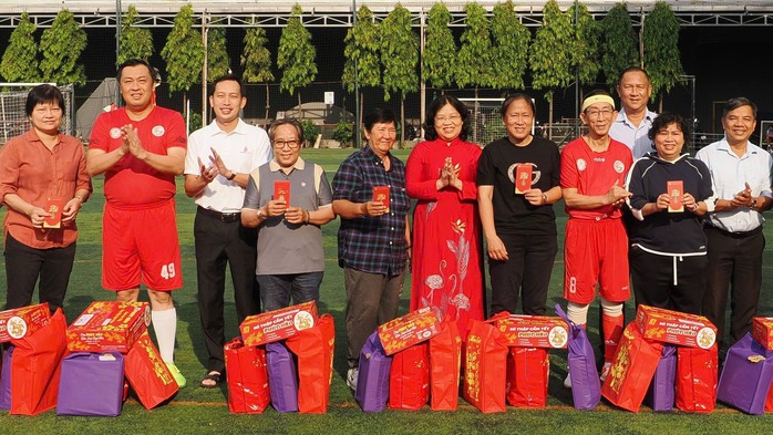 Nghĩa t&igrave;nh s&acirc;n cỏ: Khi b&oacute;ng đ&aacute; phong tr&agrave;o TP HCM lan tỏa y&ecirc;u thương - Ảnh 7.