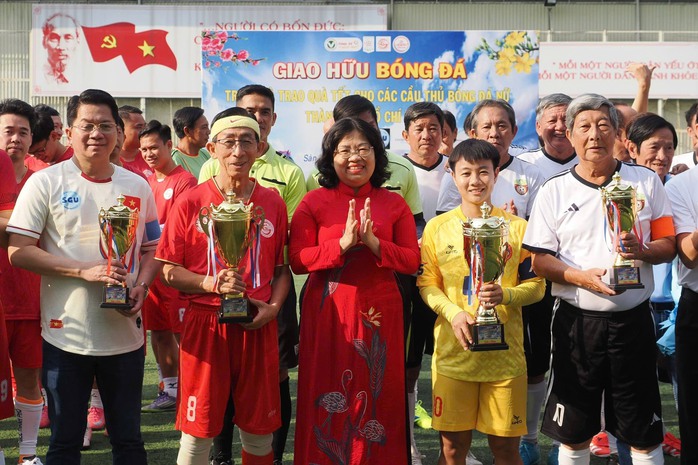 Nghĩa t&igrave;nh s&acirc;n cỏ: Khi b&oacute;ng đ&aacute; phong tr&agrave;o TP HCM lan tỏa y&ecirc;u thương - Ảnh 5.