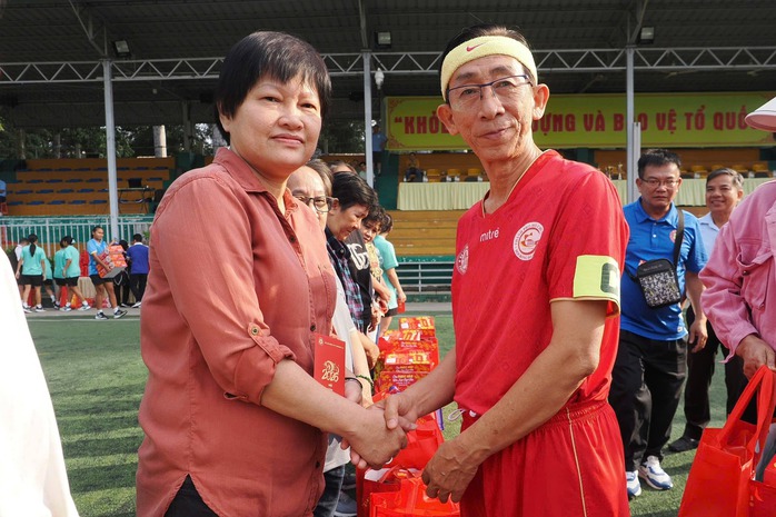 Nghĩa t&igrave;nh s&acirc;n cỏ: Khi b&oacute;ng đ&aacute; phong tr&agrave;o TP HCM lan tỏa y&ecirc;u thương - Ảnh 4.