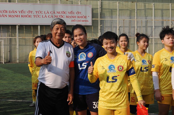 Nghĩa t&igrave;nh s&acirc;n cỏ: Khi b&oacute;ng đ&aacute; phong tr&agrave;o TP HCM lan tỏa y&ecirc;u thương - Ảnh 2.