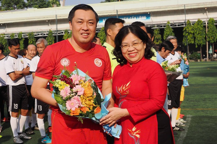 Nghĩa t&igrave;nh s&acirc;n cỏ: Khi b&oacute;ng đ&aacute; phong tr&agrave;o TP HCM lan tỏa y&ecirc;u thương - Ảnh 6.