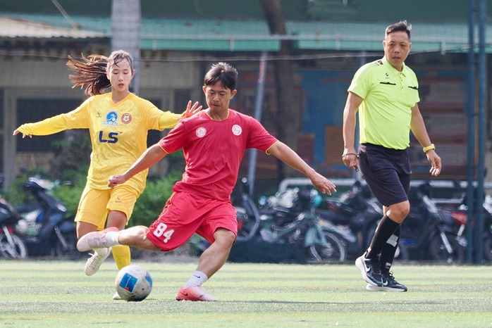 Nghĩa t&igrave;nh s&acirc;n cỏ: Khi b&oacute;ng đ&aacute; phong tr&agrave;o TP HCM lan tỏa y&ecirc;u thương - Ảnh 3.