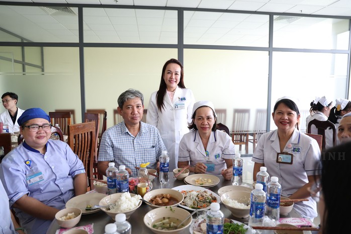 Bệnh nhân xúc động khi nhận món quà Tết bất ngờ - Ảnh 3.