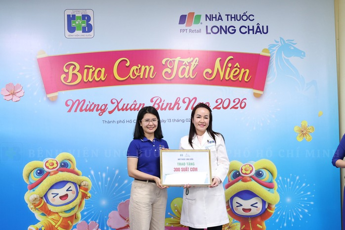 Bệnh nhân xúc động khi nhận món quà Tết bất ngờ - Ảnh 1.