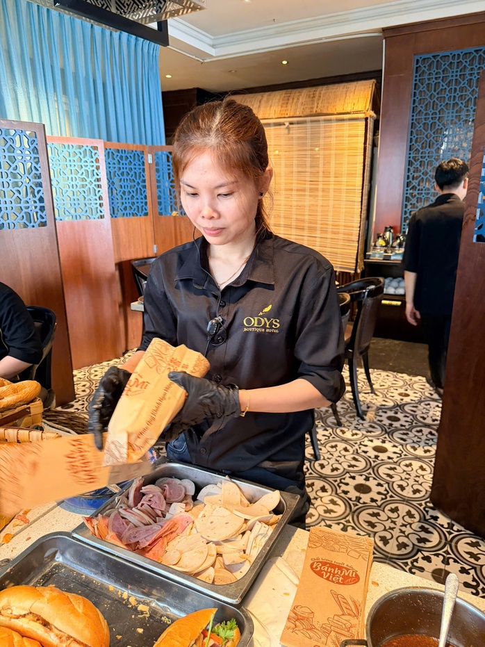 Bệnh nhân xúc động khi nhận món quà Tết bất ngờ - Ảnh 5.