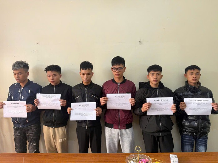 Triệu tập nhóm thanh niên đánh công an viên nhập viện - Ảnh 2.