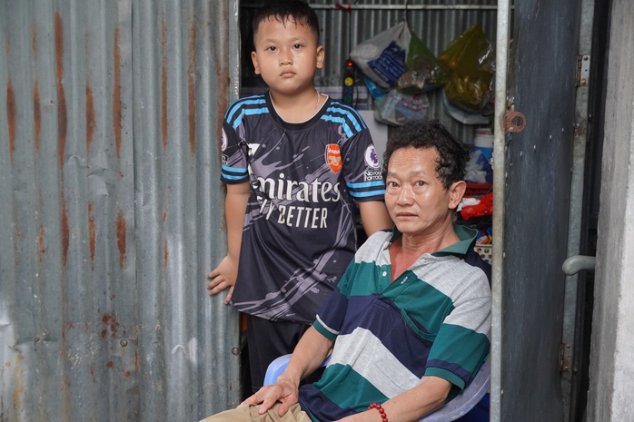 Trở lại thăm cậu b&eacute; 9 tuổi một m&igrave;nh nu&ocirc;i cha bệnh hiểm ngh&egrave;o ở Đồng Th&aacute;p - Ảnh 1.