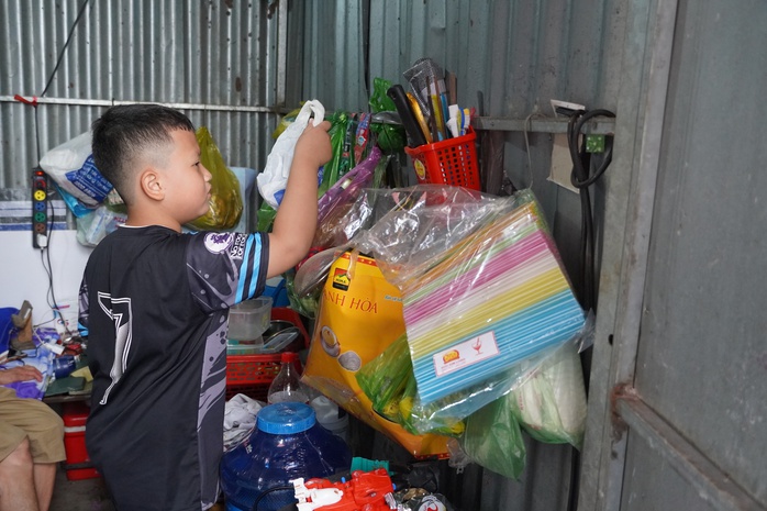 Trở lại thăm cậu b&eacute; 9 tuổi một m&igrave;nh nu&ocirc;i cha bệnh hiểm ngh&egrave;o ở Đồng Th&aacute;p - Ảnh 3.