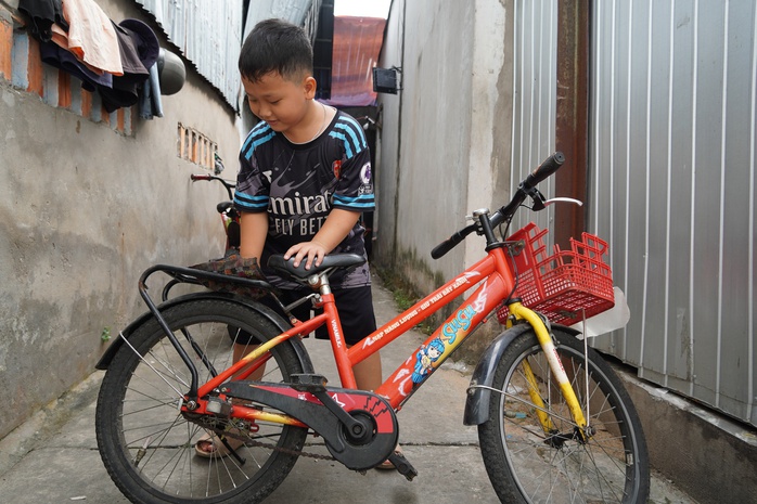 Trở lại thăm cậu b&eacute; 9 tuổi một m&igrave;nh nu&ocirc;i cha bệnh hiểm ngh&egrave;o ở Đồng Th&aacute;p - Ảnh 4.