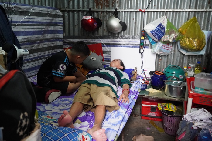 Trở lại thăm cậu b&eacute; 9 tuổi một m&igrave;nh nu&ocirc;i cha bệnh hiểm ngh&egrave;o ở Đồng Th&aacute;p - Ảnh 5.