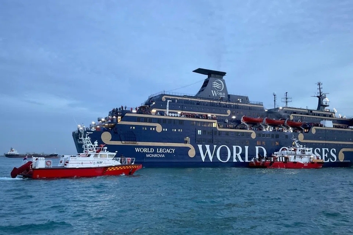 Ch&aacute;y du thuyền ngo&agrave;i khơi Singapore, 1 thuyền vi&ecirc;n thiệt mạng; xe chở kh&aacute;ch Trung Quốc rơi xuống hồ ở Nga - Ảnh 1.