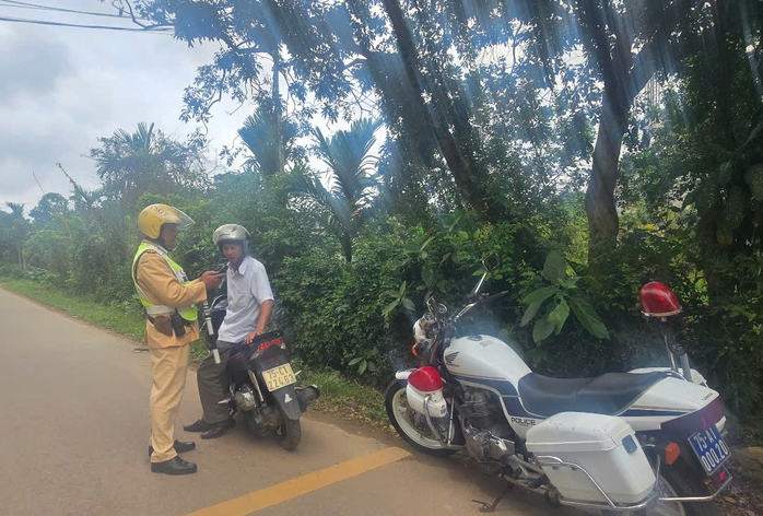 CSGT Huế tăng cường xử l&yacute; vi phạm nồng độ cồn tr&ecirc;n đường li&ecirc;n th&ocirc;n 2026 - Ảnh 1.