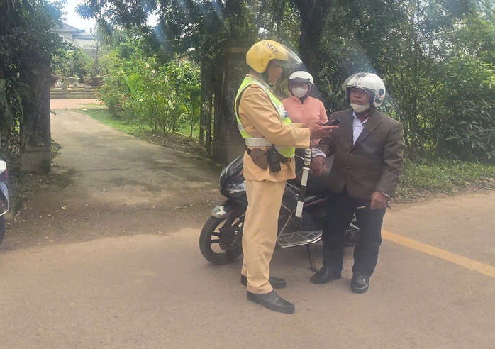 CSGT Huế tăng cường xử l&yacute; vi phạm nồng độ cồn tr&ecirc;n đường li&ecirc;n th&ocirc;n 2026 - Ảnh 2.