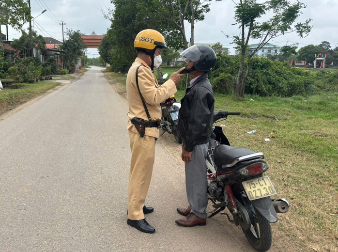 CSGT Huế tăng cường xử l&yacute; vi phạm nồng độ cồn tr&ecirc;n đường li&ecirc;n th&ocirc;n 2026 - Ảnh 3.