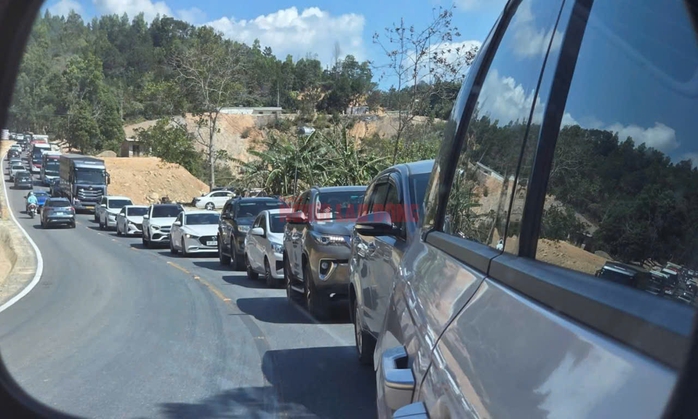 Lại xảy ra ùn tắc kèo dài trên Quốc lộ 28B qua đèo Đại Ninh - Ảnh 2.