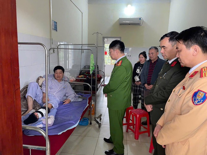 Thiếu t&aacute; c&ocirc;ng an kẹt tay, đu người theo xe &ocirc; t&ocirc; của &ldquo;ma men&rdquo; 500 m - Ảnh 1.