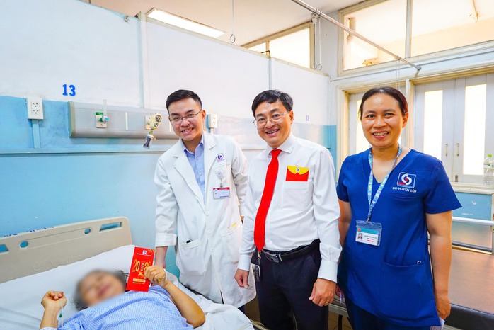 Bệnh nhân xúc động khi nhận món quà Tết bất ngờ - Ảnh 7.