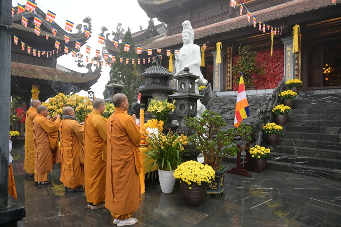 Độc đáo hội xuân “mở cổng trời” trên đỉnh Fansipan - Ảnh 1.