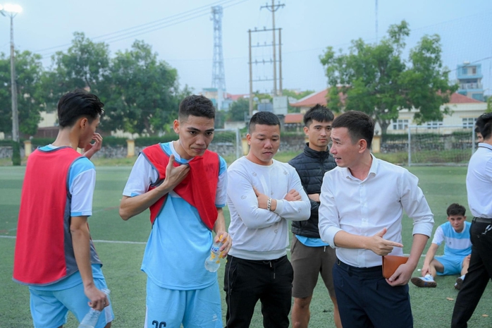 Doanh nh&acirc;n khao kh&aacute;t vực dậy b&oacute;ng đ&aacute; TP HCM - Ảnh 7.