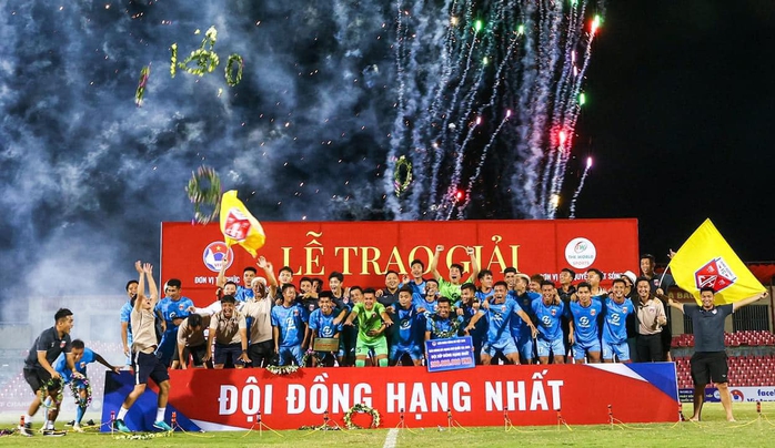 Doanh nh&acirc;n khao kh&aacute;t vực dậy b&oacute;ng đ&aacute; TP HCM - Ảnh 5.