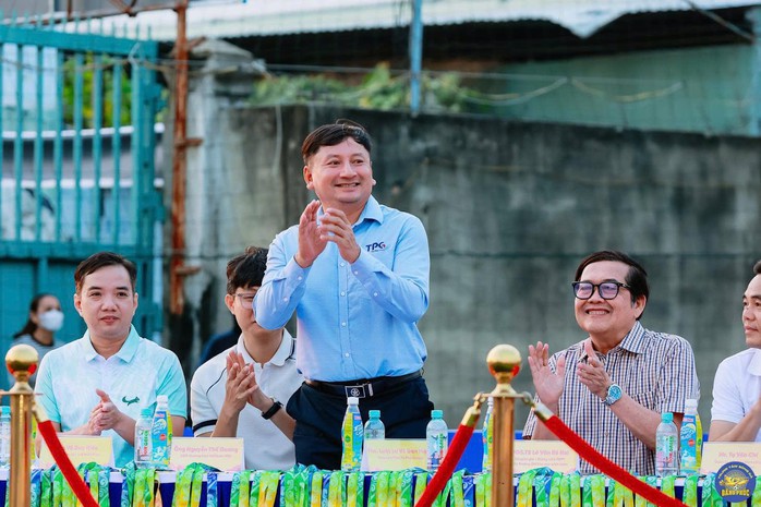 Doanh nh&acirc;n khao kh&aacute;t vực dậy b&oacute;ng đ&aacute; TP HCM - Ảnh 4.