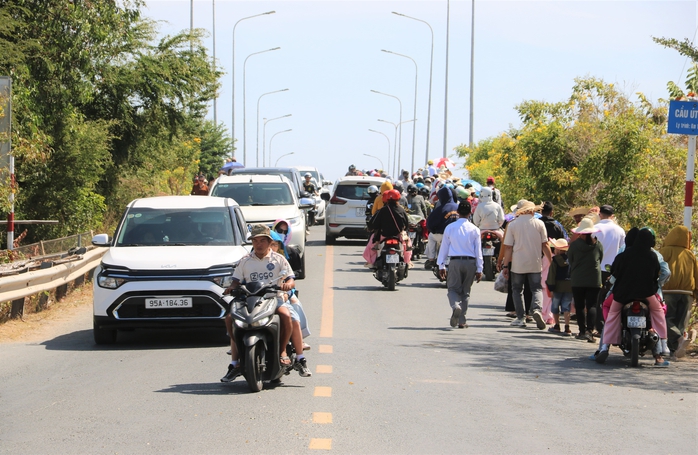VIDEO: M&ugrave;ng 5 Tết, &ldquo;biển người&rdquo; đổ về Mẹ Nam Hải xin lộc đầu năm - Ảnh 1.