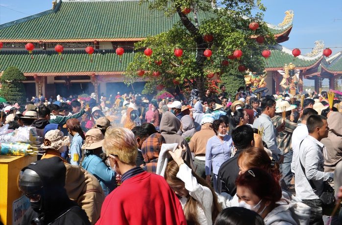 VIDEO: M&ugrave;ng 5 Tết, &ldquo;biển người&rdquo; đổ về Mẹ Nam Hải xin lộc đầu năm - Ảnh 13.