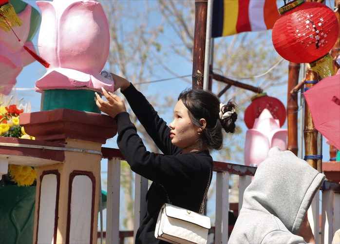 VIDEO: M&ugrave;ng 5 Tết, &ldquo;biển người&rdquo; đổ về Mẹ Nam Hải xin lộc đầu năm - Ảnh 14.