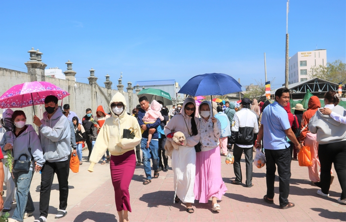 VIDEO: M&ugrave;ng 5 Tết, &ldquo;biển người&rdquo; đổ về Mẹ Nam Hải xin lộc đầu năm - Ảnh 16.