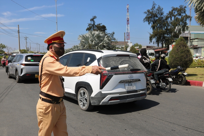 VIDEO: M&ugrave;ng 5 Tết, &ldquo;biển người&rdquo; đổ về Mẹ Nam Hải xin lộc đầu năm - Ảnh 17.