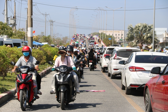 VIDEO: M&ugrave;ng 5 Tết, &ldquo;biển người&rdquo; đổ về Mẹ Nam Hải xin lộc đầu năm - Ảnh 2.