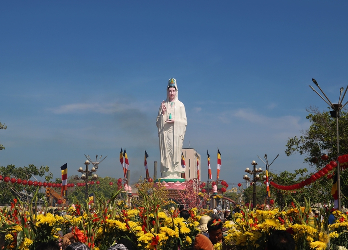 VIDEO: M&ugrave;ng 5 Tết, &ldquo;biển người&rdquo; đổ về Mẹ Nam Hải xin lộc đầu năm - Ảnh 3.