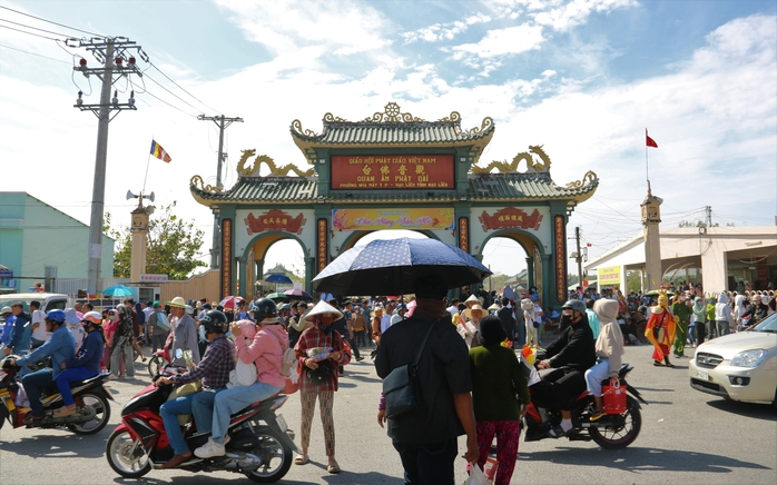 VIDEO: M&ugrave;ng 5 Tết, &ldquo;biển người&rdquo; đổ về Mẹ Nam Hải xin lộc đầu năm - Ảnh 4.